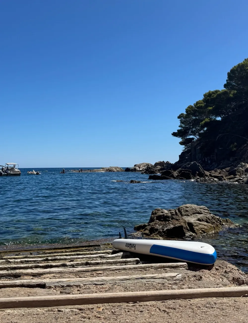 Barca amarrada en una cala de aguas transparentes