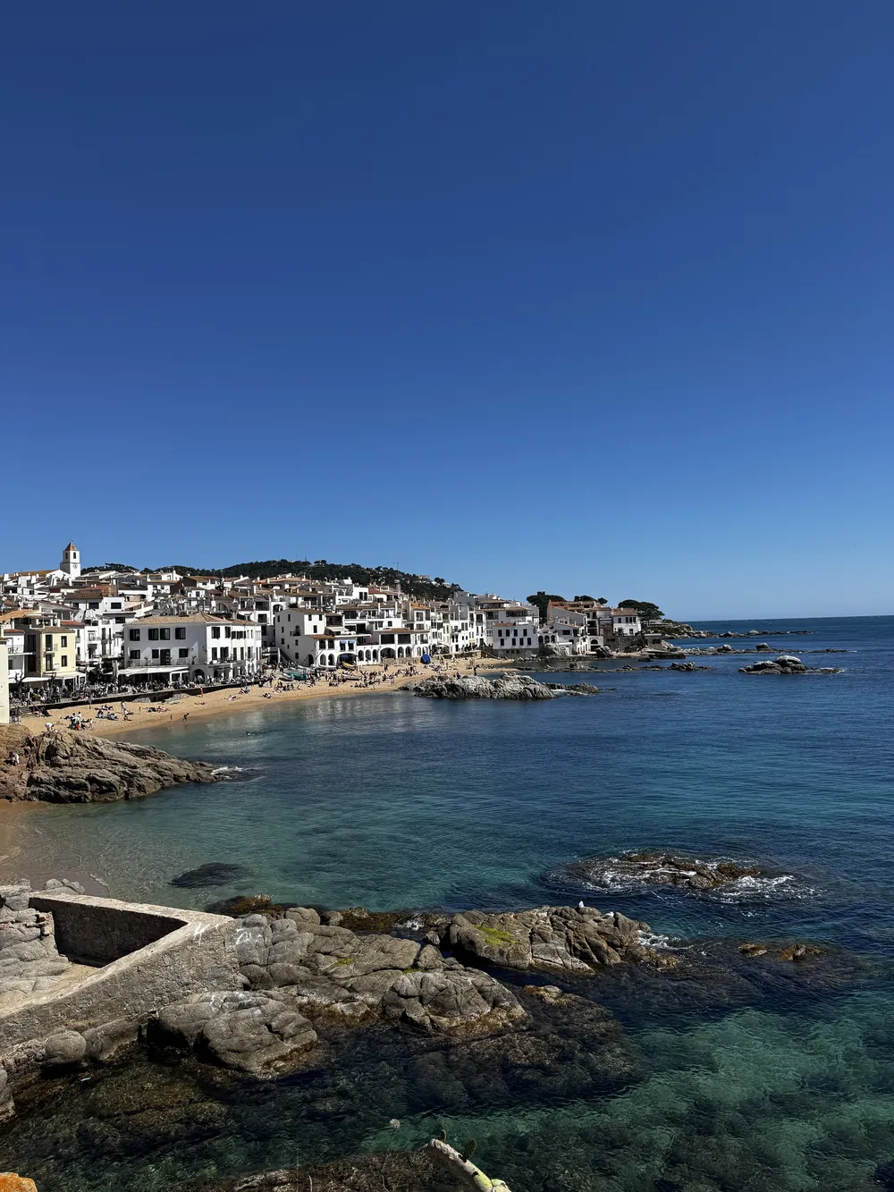 Casas blancas de un pueblo de la Costa Brava frente al mar