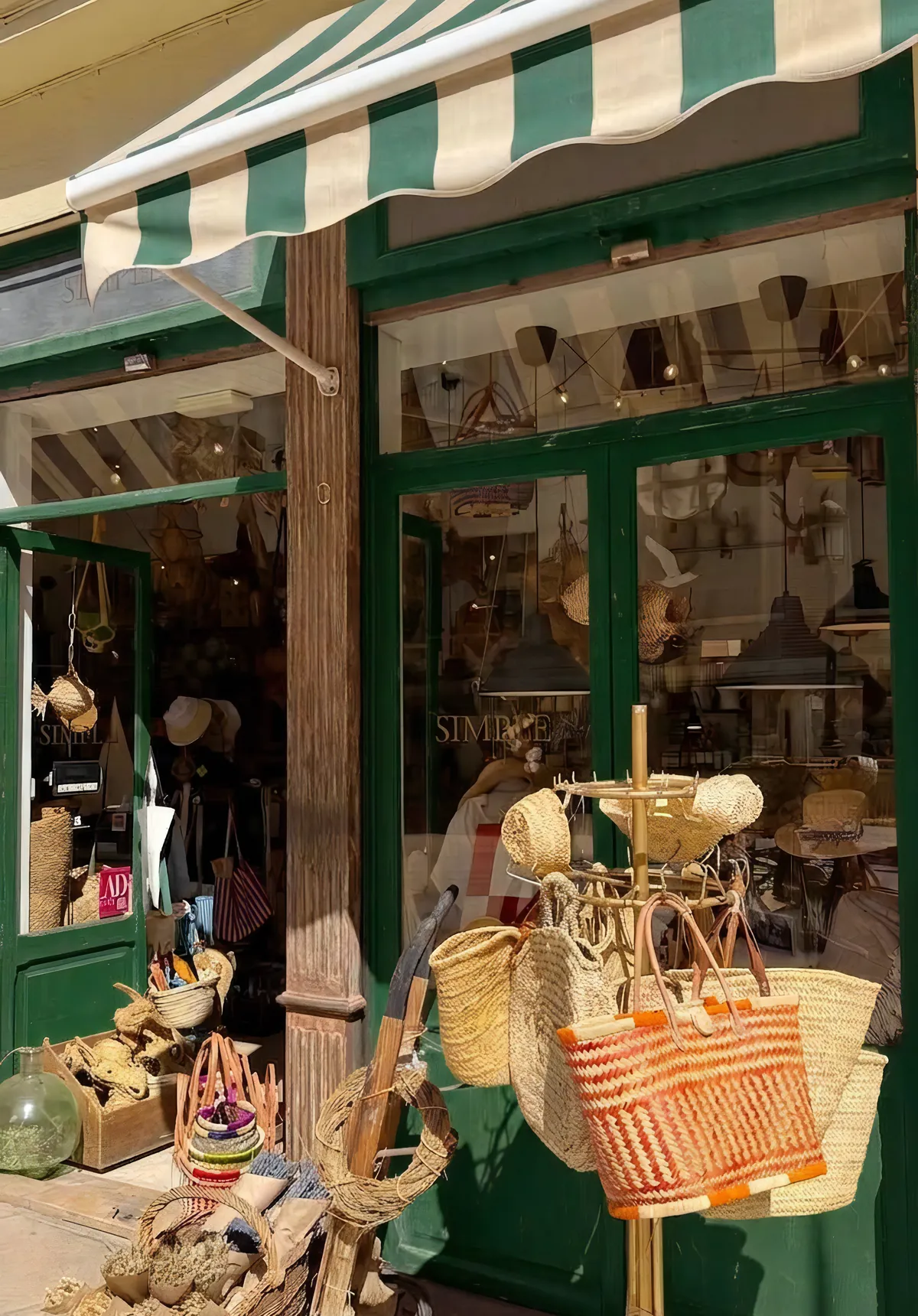 Escaparate de una tienda de barrio con cestas de mimbre en la puerta