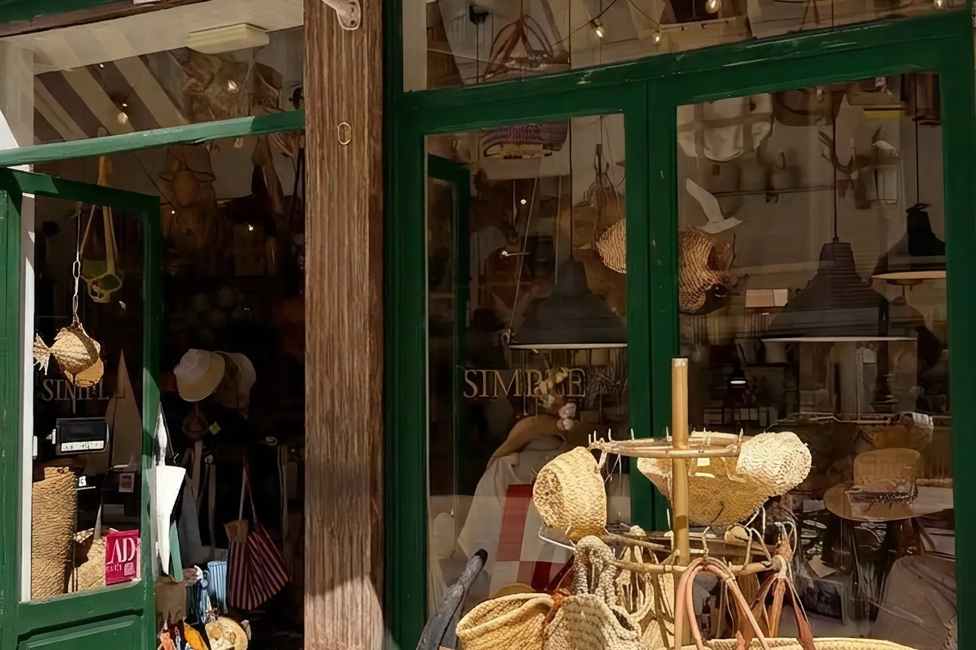 Escaparate de una tienda de barrio con cestas de mimbre en la puerta