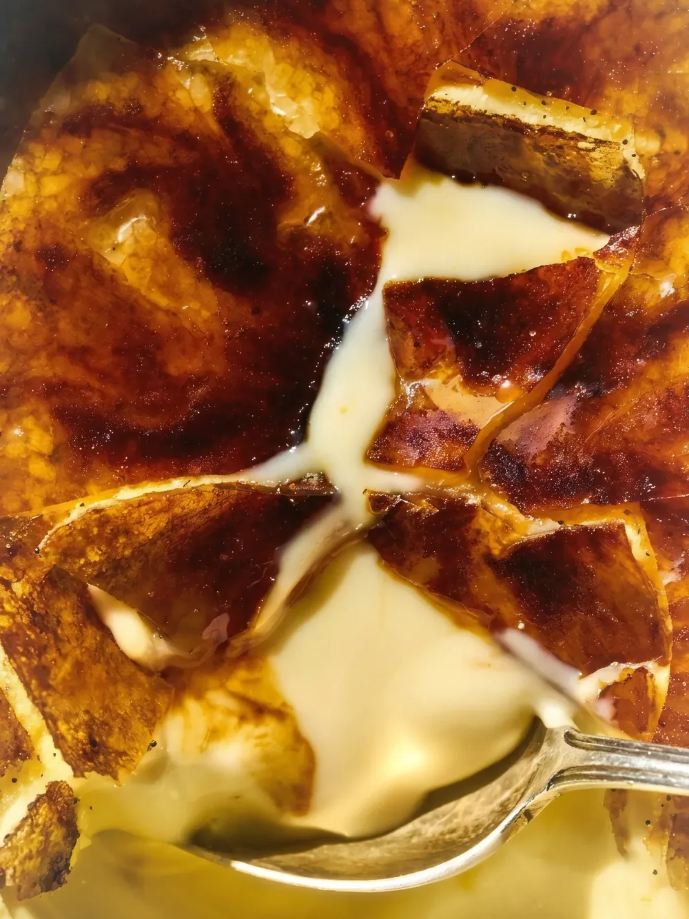 Primer plano de una crema catalana recién quemada