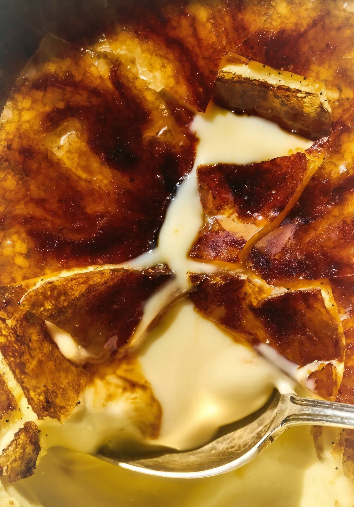 Primer plano de una crema catalana recién quemada