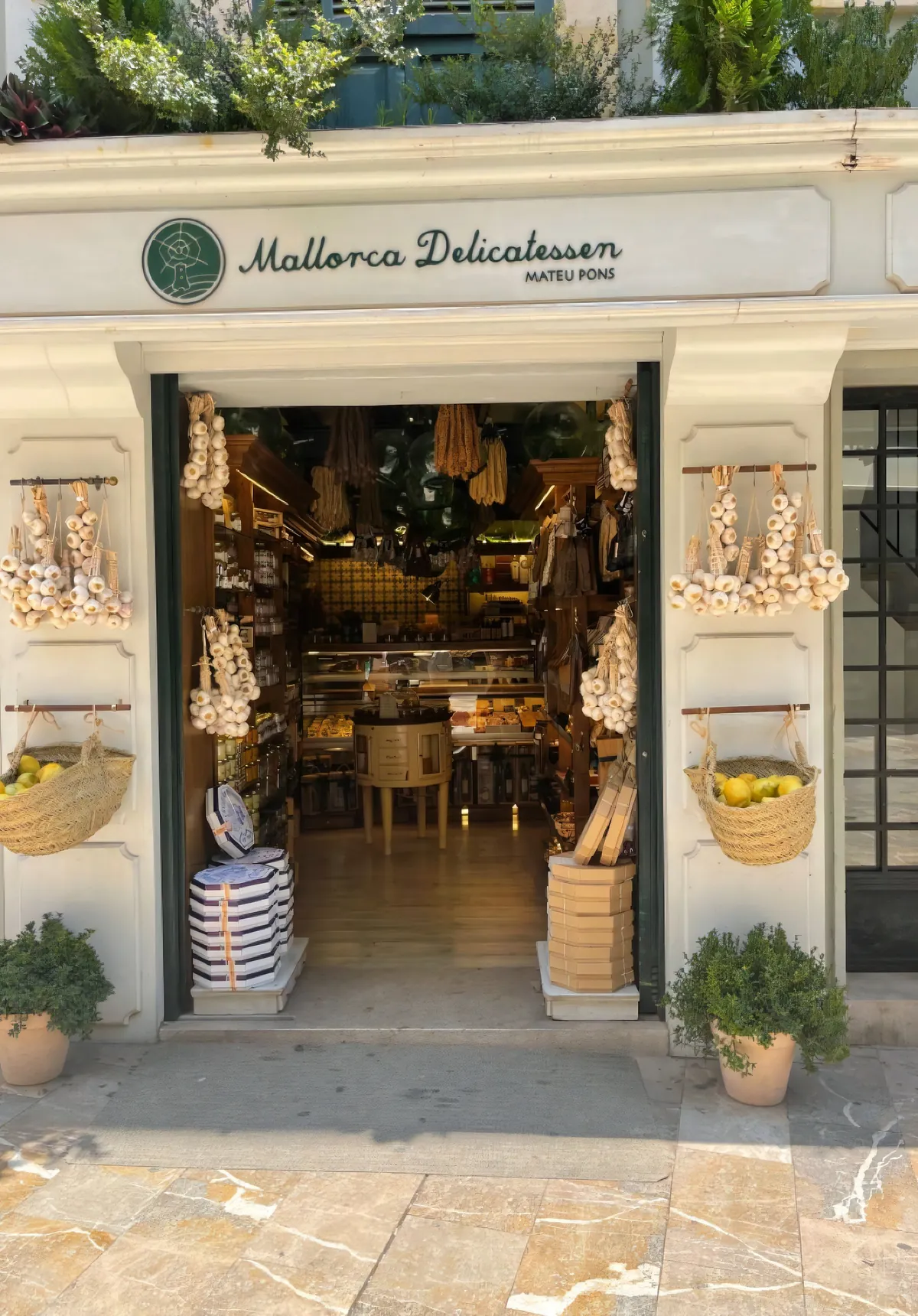 Escaparate de una tienda de delicatessen con toldo verde