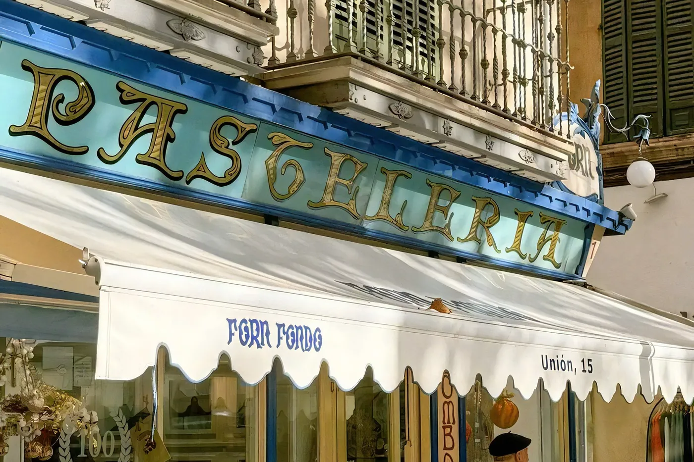 Toldo de rayas de una pastelería de pueblo