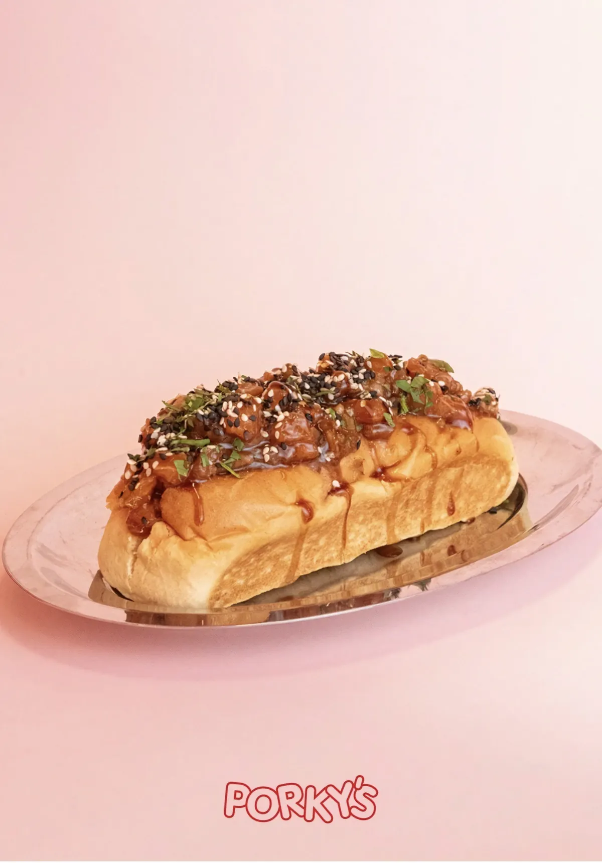 Bocadillo de Porky’s fotografiado sobre fondo rosa