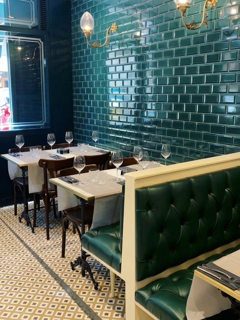 Comedor de La Raspa con azulejo verde y banco tapizado