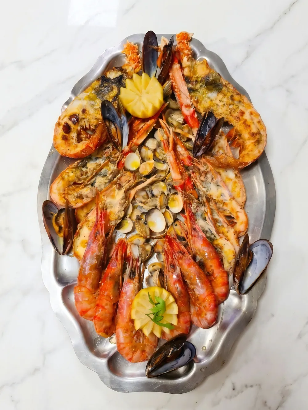Mariscada de La Raspa servida en bandeja de plata