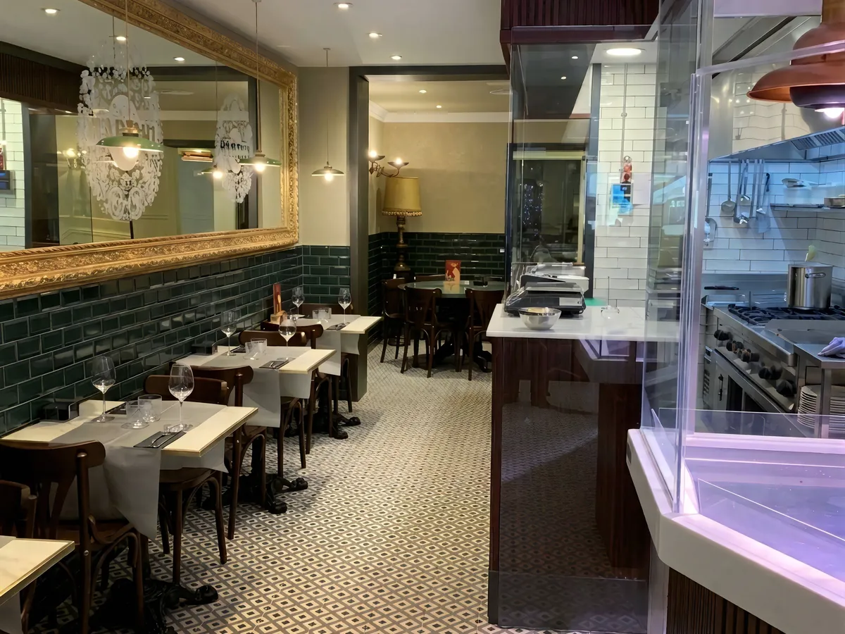 Comedor de La Raspa con mesas de madera oscura y la vitrina de marisco al fondo