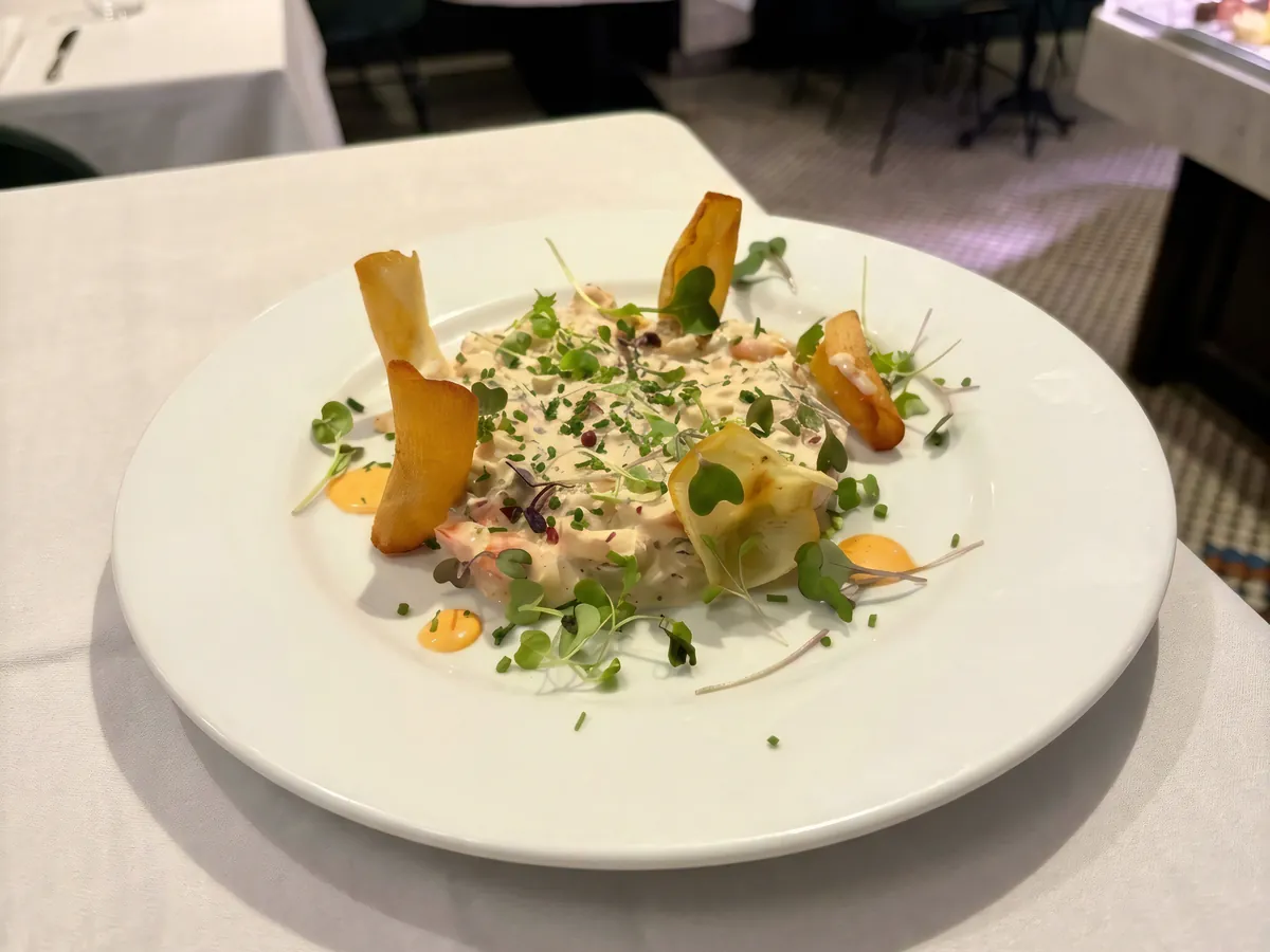 Plato de tartar emplatado en La Raspa