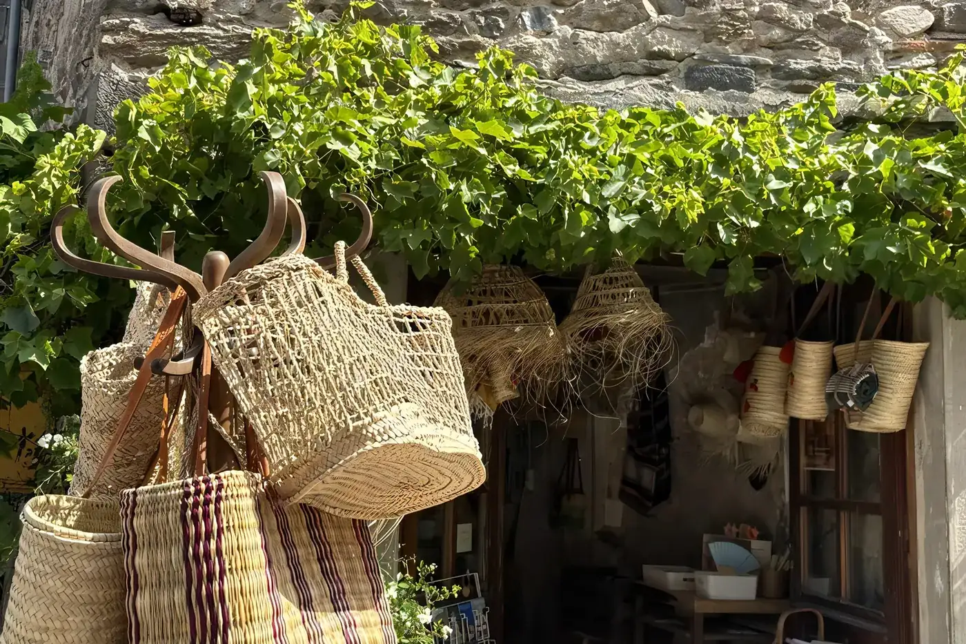 Cestas y capazos de rattan colgados en la entrada de una tienda